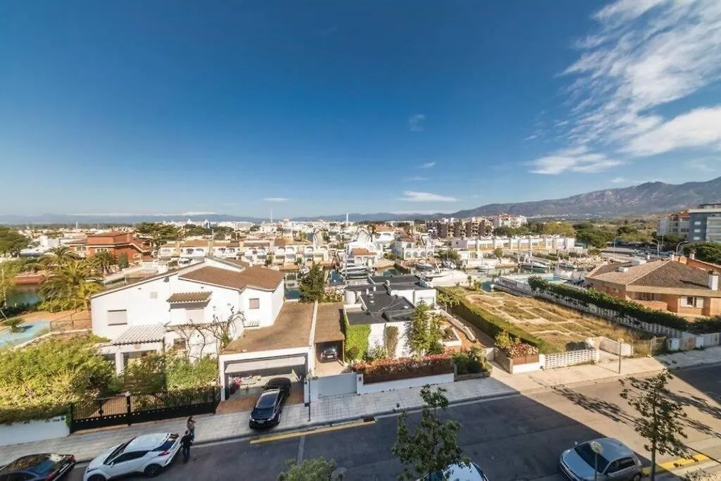 Apartamento Con Piscina Y Parking En Rosesアパートメント スペイン